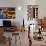 Spacious In Old Village פראגודו